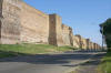 Die Mauer erbaut von Kaiser Aurelian ab 270 nC - Rom wurde wieder von Feinden bedroht und man musste schnell eine Mauer bauen. Fr 500 Jahre hatte Rom keine Mauer gehabt, denn das heer war ausreichender Schutz gegen feinde!