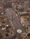 Die Piazza Navona heute - man sieht immer noch die Erenafläche des antiken Circus von Kaiser Domitian. Die Form ist erhalten bis heute.